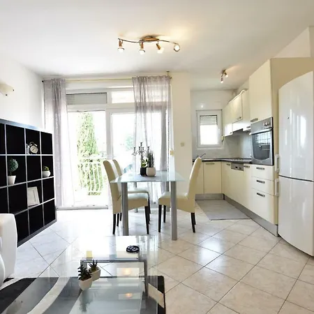 Leo Apartment *